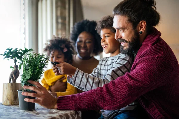 Feliz Familia Joven Multiétnica Casa Cuidando Flores Divirtiéndose Juntos —  Fotos de Stock