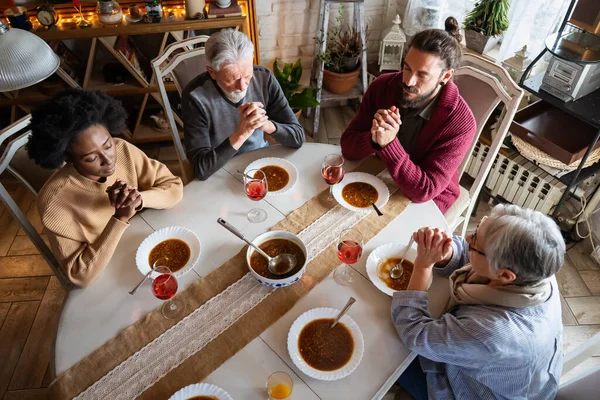 Feliz Familia Multiétnica Rezando Antes Comer Casa Concepto Religión —  Fotos de Stock