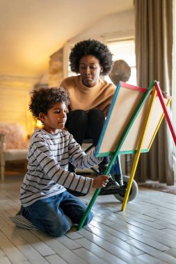 Küçük çocuk, öğretmeniyle birlikte matematik egzersizleri yapıyor. Eğitim insanları eğlenceli konsept