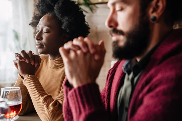 Jong Gelukkig Multi Etnische Paar Vraagt Heer Hun Eten Dag — Stockfoto