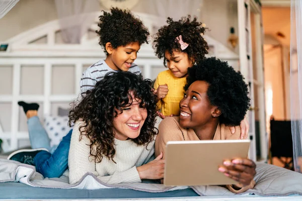 Familia Felicidad Niños Padres Gay Concepto Feliz Pareja Mujeres Multiétnicas —  Fotos de Stock