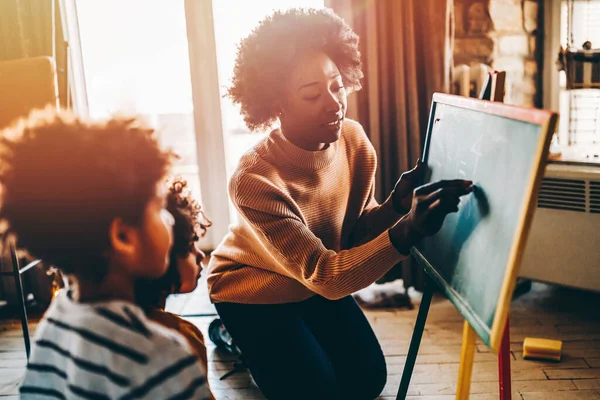 Heureux Enfants Noirs Qui Apprennent Les Mathématiques Avec Leur Mère — Photo