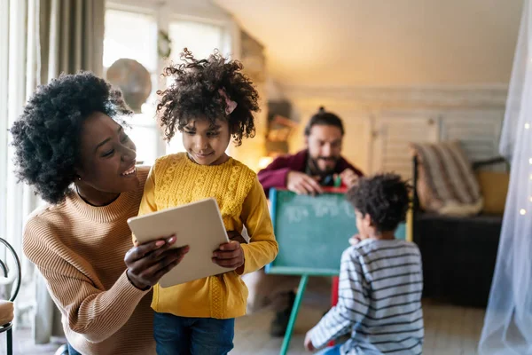 Feliz Família Amorosa Pais Multiétnicos Estão Brincando Com Crianças Educação — Fotografia de Stock