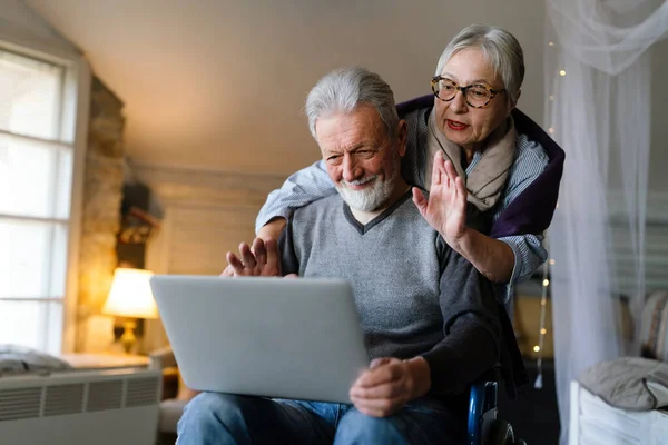 Casal Sênior Feliz Usando Laptop Casa Divertindo Juntos Tecnologia Conceito — Fotografia de Stock