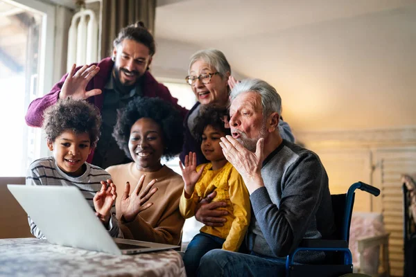 Verlängerte Glückliche Multiethnische Familie Zusammen Hause Während Videoanruf Menschen Glück — Stockfoto