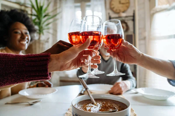 Feliz Gente Sonriente Multiétnica Brindando Divirtiéndose Juntos Casa —  Fotos de Stock