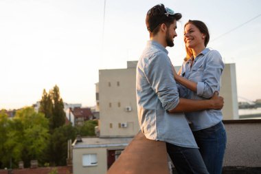 Açık havada flört eden ve gülümseyen güzel bir çift.