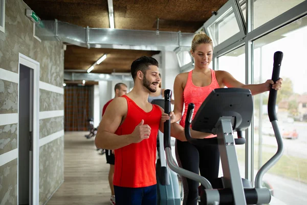 Ung Personlig Tränare Hjälpa Kvinnan Att Ner Vikt Sport Motion — Stockfoto