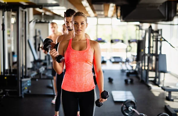 Fit Gruppe Trainiert Gemeinsam Fitnessstudio Sport Gesund Lebensstil Menschen Konzept — Stockfoto