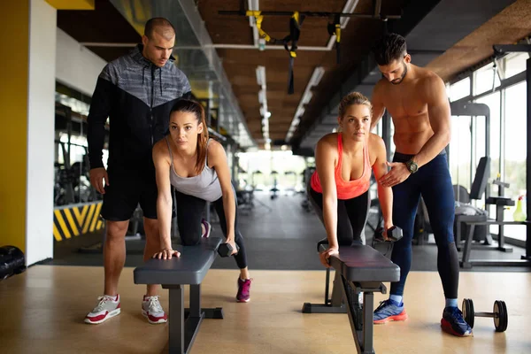 Grupo Jovens Atléticos Sportswear Com Halteres Exercitando Ginásio Esporte Fitness — Fotografia de Stock