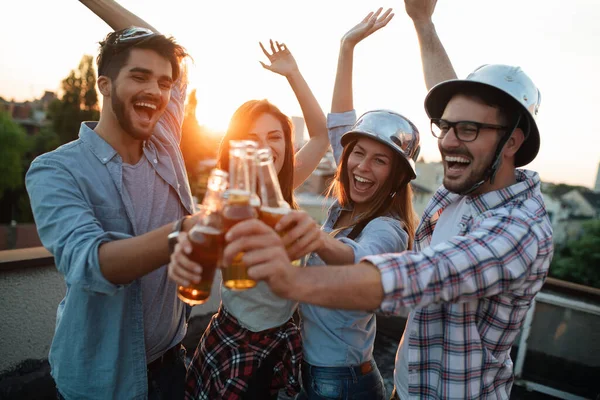 Grupo Jovens Desfrutando Festa Verão Livre — Fotografia de Stock
