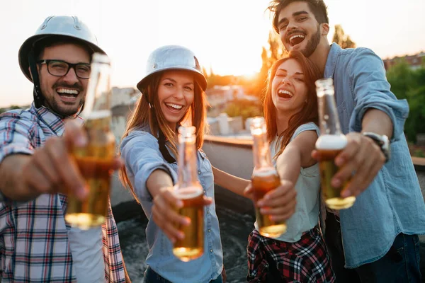 Grupo Jóvenes Disfrutando Una Fiesta Verano Aire Libre — Foto de Stock