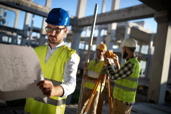 Equipo Ingenieros Construcción Trabajando Juntos Obra — Foto de Stock