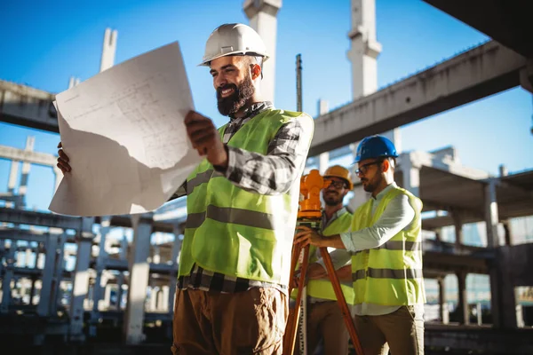 Équipe Ingénieurs Construction Travaillant Ensemble Sur Chantier — Photo