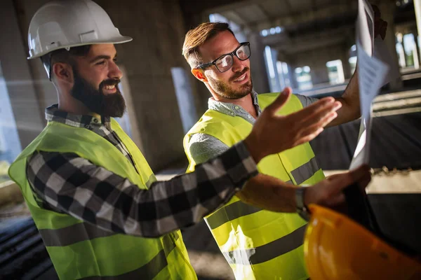 Team Byggingenjörer Som Arbetar Byggarbetsplatsen Tillsammans — Stockfoto