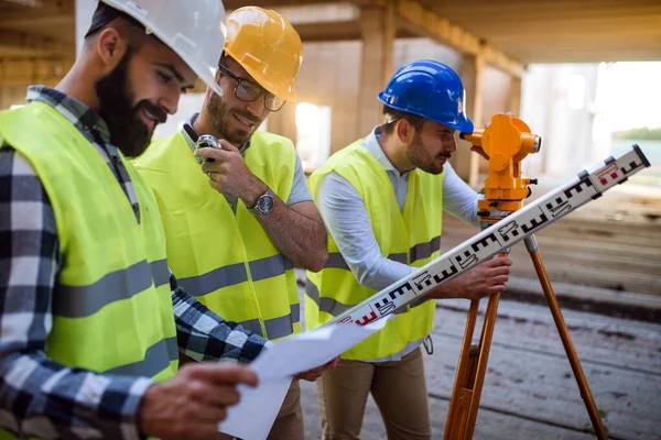 Équipe Ingénieurs Construction Travaillant Ensemble Sur Chantier — Photo