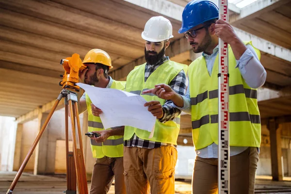 Équipe Ingénieurs Construction Travaillant Ensemble Sur Chantier — Photo