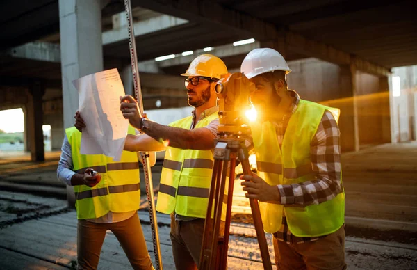 Team Von Bauingenieuren Arbeitet Gemeinsam Auf Der Baustelle — Stockfoto