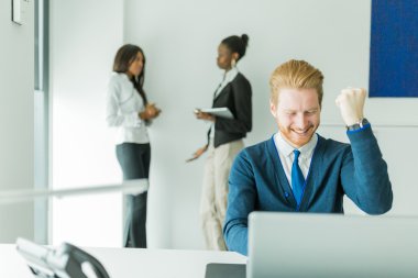 Başarılı businesman amaçlarına ulaşmak için mutlu olmak