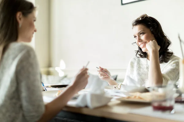 Senhoras comendo em um restaurante — Fotografia de Stock