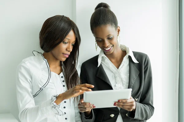 Dois colegas falando sobre o conteúdo em um tablet pc — Fotografia de Stock