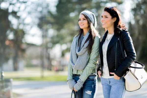 Frauen spazieren im Park — Stockfoto