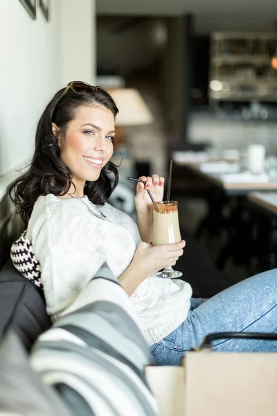 Hermosa dama bebiendo café en un bar —  Fotos de Stock