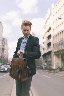 Kol saatine bakarak işadamı