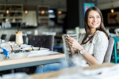 Güzel Bayan bir barda oturmuş