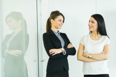 Ofiste konuşmak iş kadınları