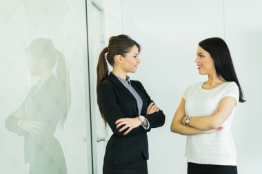 Ofiste konuşmak iş kadınları