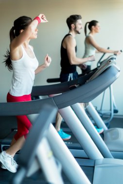 Bir koşu bandı üzerinde çalışan ve terleme Bayan