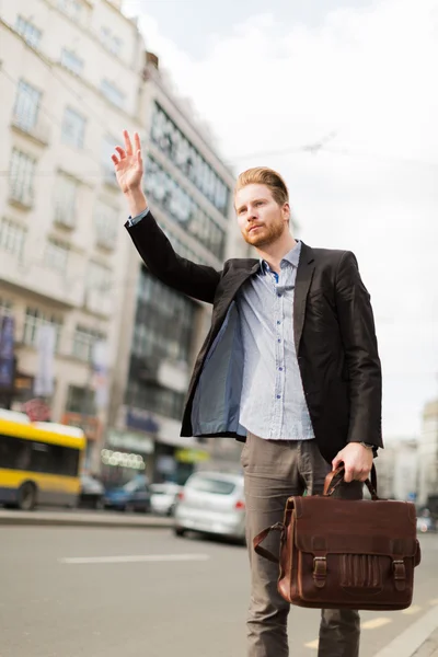 Budinessman proberen te vangen een cabine — Stockfoto