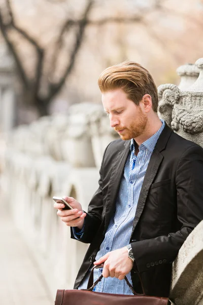 Üzletember, ellenőrzése a telefon — Stock Fotó