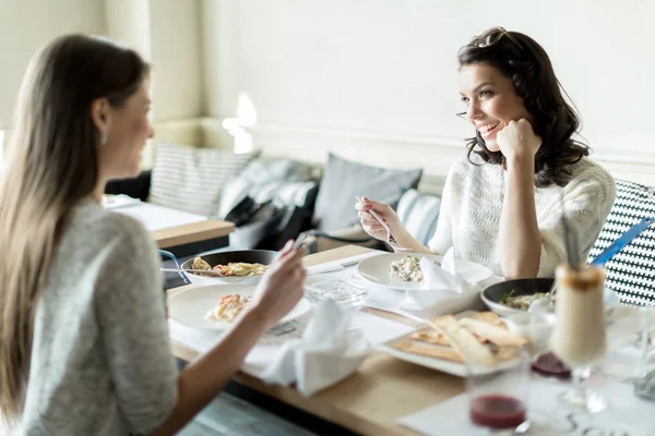 Senhoras comendo em um restaurante — Fotografia de Stock