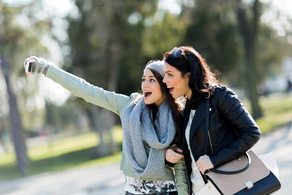 Les femmes prennent un selfie d'elles-mêmes — Photo