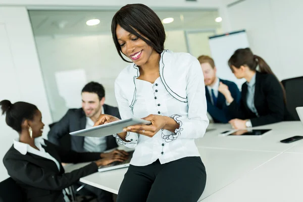 Donna d'affari che utilizza un tablet in ufficio — Foto Stock