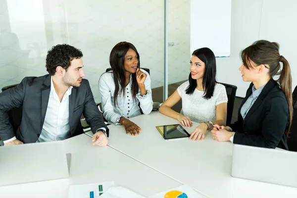 Charla de negocios y análisis de resultados — Foto de Stock