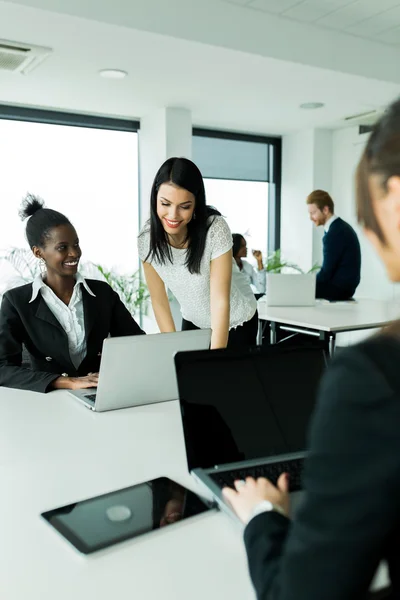 Ambiente de trabajo multiétnico — Foto de Stock