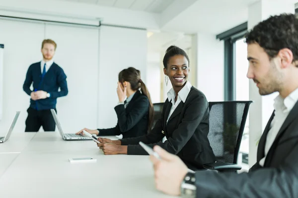 Geschäftsleute sitzen am Konferenztisch und lernen — Stockfoto