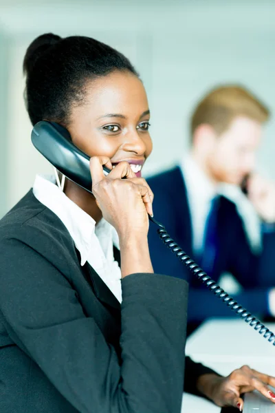 Frau arbeitet in Callcenter — Stockfoto