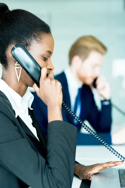 Vrouw werken bij een callcenter — Stockfoto