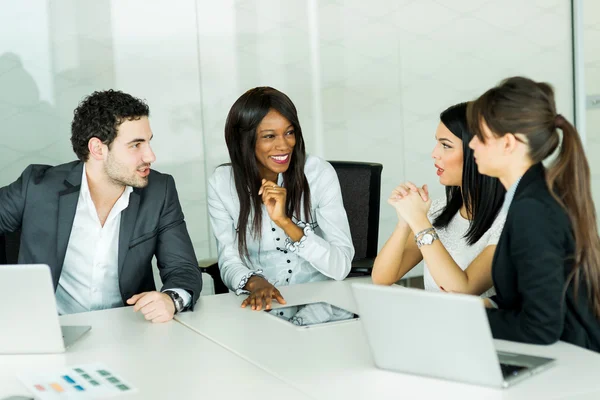 Scambio di pensieri durante un brainstorming aziendale — Foto Stock