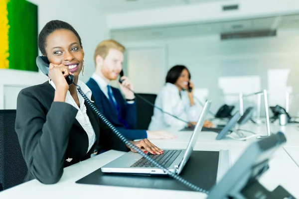 Vrouw werken bij een callcenter — Stockfoto