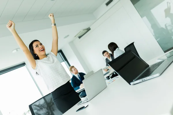 Empresaria saltando de alegría — Foto de Stock