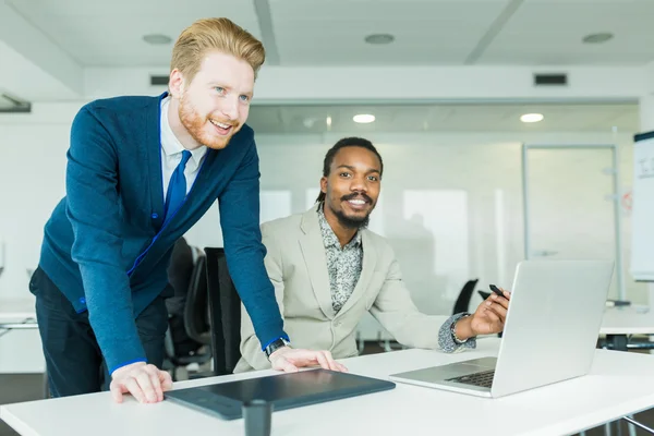 Colegas discutiendo defectos de diseño gráfico — Foto de Stock