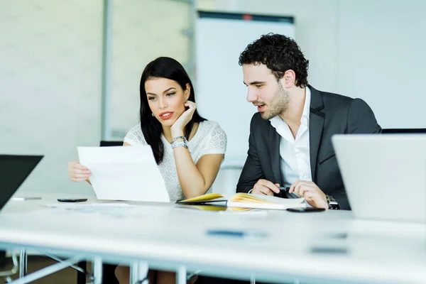 Femme d'affaires et homme d'affaires regardant un papier — Photo