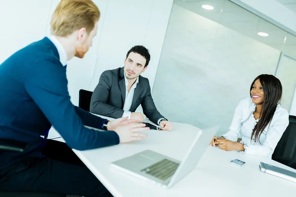 Business people discussing  in an office — Stockfoto
