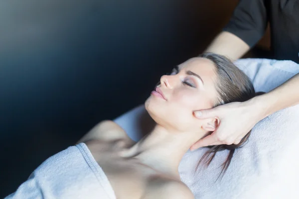Massör massage ansikte av kvinna — Stockfoto