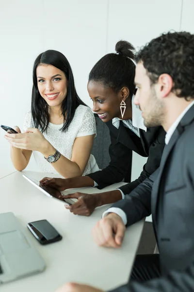 Colegas fazendo brainstorming em uma mesa no escritório — Fotografia de Stock